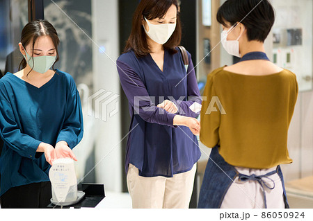 入店検温シーン　撮影協力：WEEK芝大門（サンフロンティア不動産） 86050924