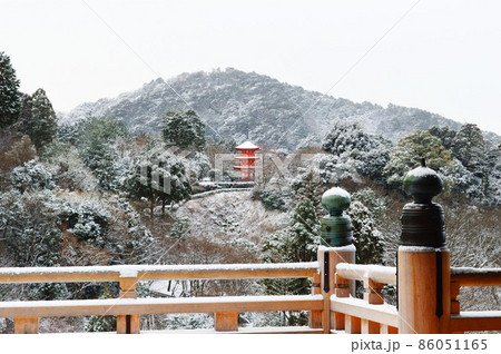 1月の雪舞う早朝に参拝した京都市清水寺の舞台から子安塔を望む 1月の雪舞う早朝に参拝した京都市清水寺の舞台から子安塔を望む 86051165