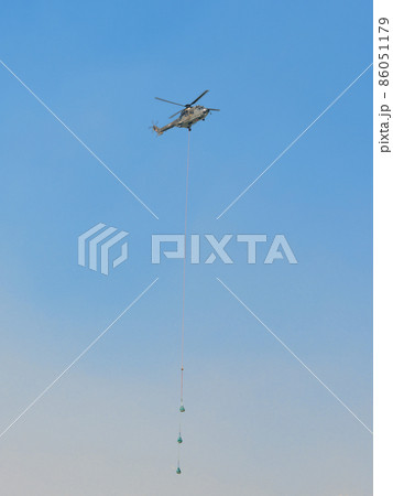 スイス空軍AS 332Mスーパーピューマ輸送ヘリコプター吊り上げ スイス空軍AS 332Mスーパーピューマ輸送ヘリコプター吊り上げ 86051179