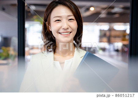 ビジネスシーン　女性 86051217