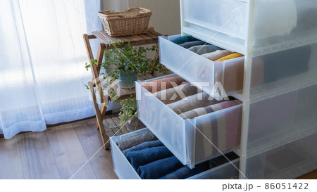 衣替えイメージ。服の整頓。 86051422