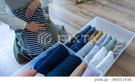 衣替えイメージ。服の整頓。 86051436