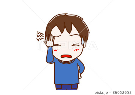 （上半身正面）やってしまったとズキズキする頭を押さがっかりする少年 86052652