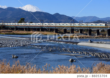 富士山と酒匂川橋梁を渡る小田急電鉄8000形電車 富士山と酒匂川橋梁を渡る小田急電鉄8000形電車 86053704