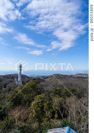 大楠山の山頂展望台から見た富士山 86053809