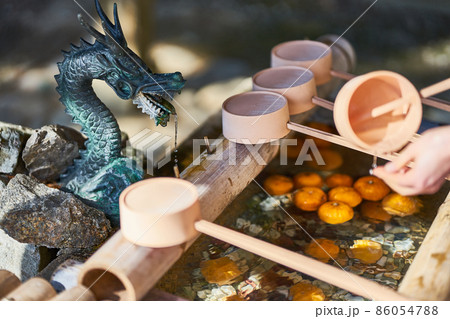 神社の手水舎と龍の口(てみずや) 神社の手水舎と龍の口(てみずや) 86054788