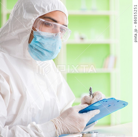 Chemist working in the lab on new experiment 86055251