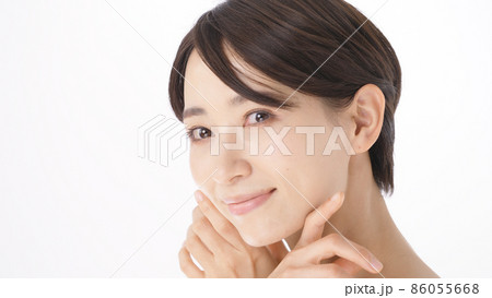 ミドル女性　ビューティー　横向き　 86055668