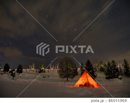 冬キャンプ　星空とテント 86055969