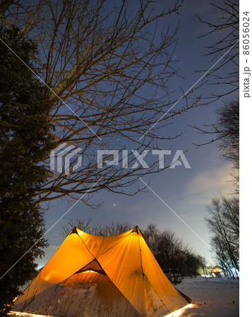 冬キャンプ　星空とテント 86056024