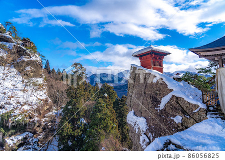 山寺　百丈岩に立つ納経堂　冬の雪景色（山形県山形市） 86056825