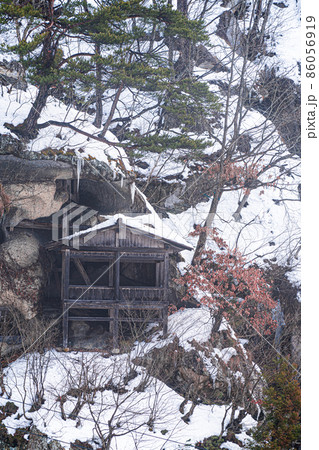 山寺の胎内堂　冬の雪景色（山形県山形市） 86056919