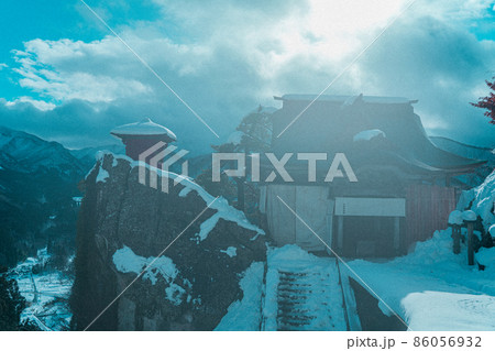 山寺　開山堂と納経堂　冬の雪景色（山形県山形市） 86056932