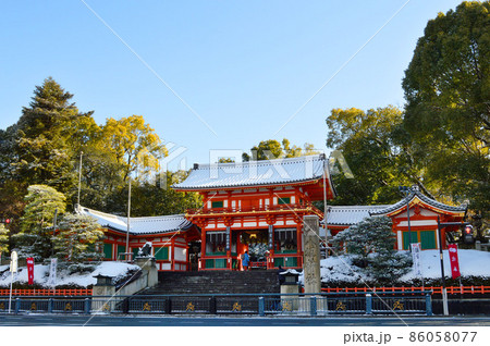雪降る1月に参拝した京都市東山区の八坂神社の西楼門が美しい 雪降る1月に参拝した京都市東山区の八坂神社の西楼門が美しい 86058077