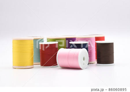 たくさんのカラフルなミシン糸 たくさんのカラフルなミシン糸 86060895