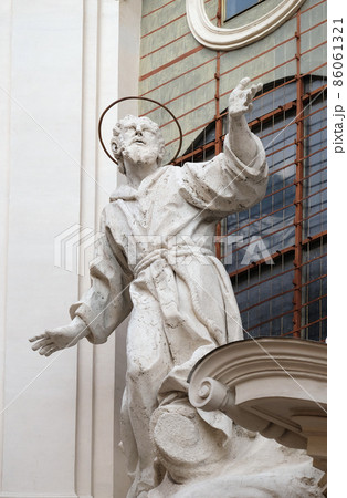 Stucco statue of St Francis Receiving the Stigmata on the facade of Santissime Stimmate di San Francesco church, Rome, Italy Stucco statue of St Francis Receiving the Stigmata on the facade of Santissime Stimmate di San Francesco church, Rome, Italy 86061321