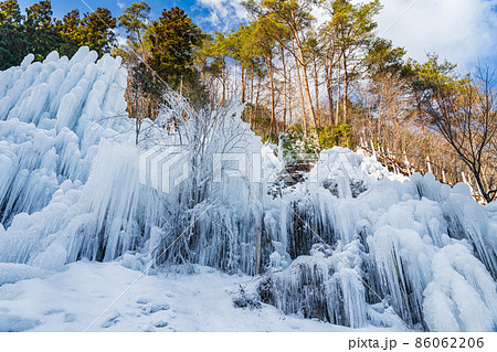 冬の湧水広場、いなぶの氷瀑〈愛知県豊田市〉 86062206