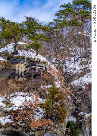 山寺の胎内堂 冬の雪景色(山形県山形市) 山寺の胎内堂 冬の雪景色(山形県山形市) 86062308