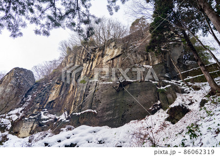 山寺のせみ塚　冬の雪景色（山形県山形市） 86062319
