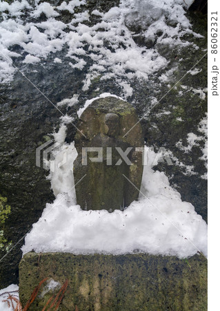 山寺の石仏　冬の雪景色（山形県山形市） 86062321