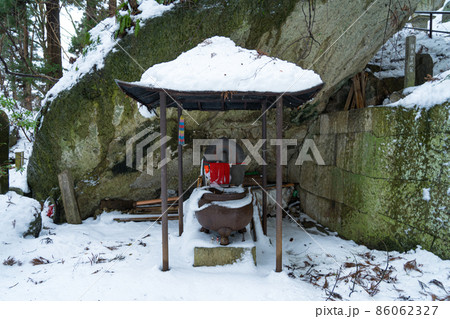 山寺の石仏 冬の雪景色(山形県山形市) 山寺の石仏 冬の雪景色(山形県山形市) 86062327