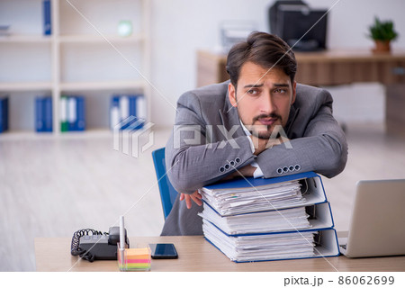 Young male employee working in the office 86062699