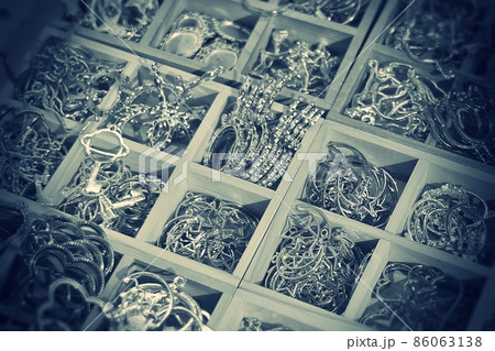 アクセサリーの部品の山 86063138