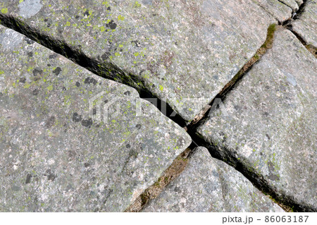 View of the cracks in the rocks. The texture of the stone. View of the cracks in the rocks. The texture of the stone. 86063187