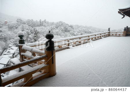 雪の清水寺　本堂の舞台　京都市東山区 86064437