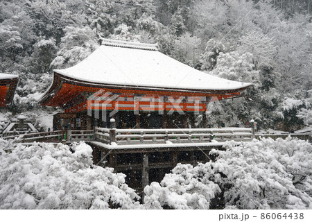 雪の清水寺　奥の院　京都市東山区 86064438