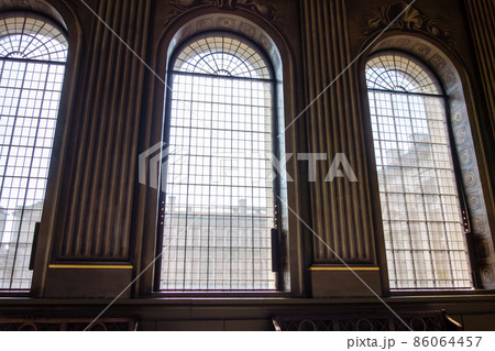 ロンドン東のグリニッジにあるオールド・ロイヤル・ネイバル・カレッジの歴史的なホール大きな窓 86064457