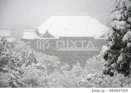 雪の清水寺　子安塔から本堂遠望　京都市東山区 86064569