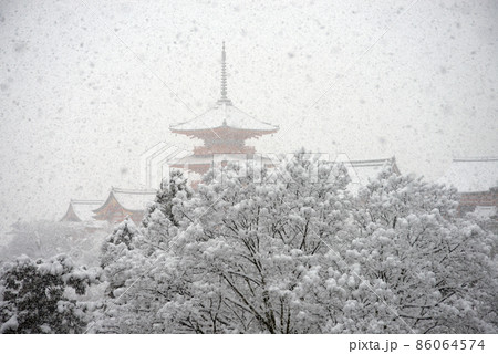 雪の清水寺　子安塔から三重塔遠望　京都市東山区 86064574