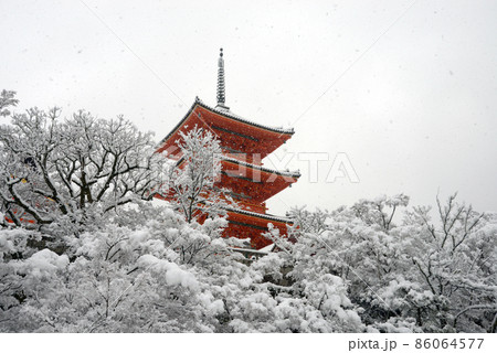 雪の清水寺　三重塔　京都市東山区 86064577