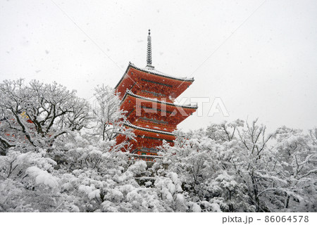 雪の清水寺　三重塔　京都市東山区 86064578