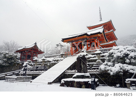 雪の清水寺　西門と三重塔　京都市東山区 86064625