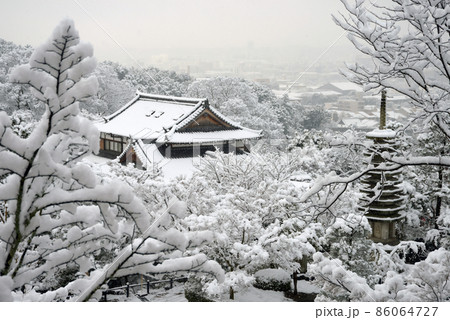 雪の清水寺　十一重石塔と延命院　京都市東山区 86064727