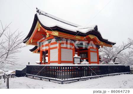 雪の清水寺　西門　京都市東山区 86064729