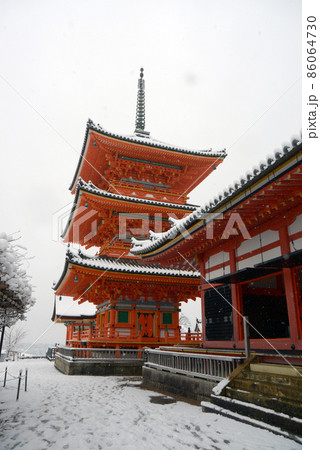 雪の清水寺　三重塔　京都市東山区 86064730