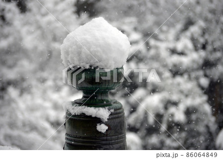 雪の清水寺　本堂舞台欄干の擬宝珠　京都市東山区 86064849