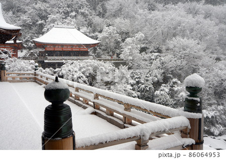 雪の清水寺　本堂舞台と奥の院　京都市東山区 86064953