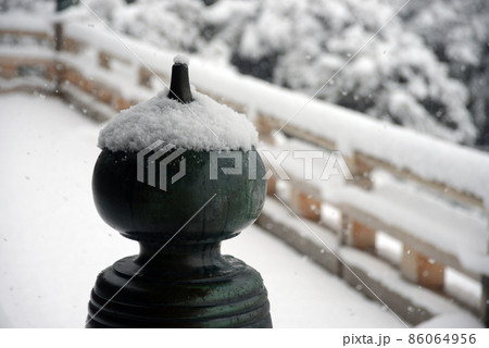 雪の清水寺　本堂舞台の擬宝珠　京都市東山区 86064956