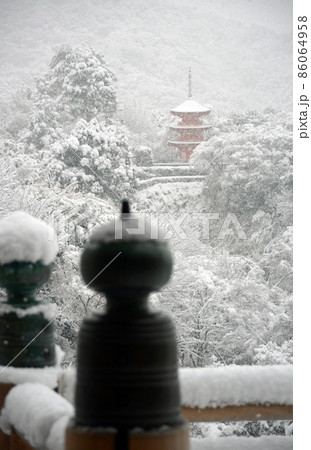 雪の清水寺　本堂舞台から子安塔遠望　京都市東山区 86064958