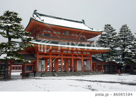 雪の平安神宮　應天門　京都市左京区 86065584