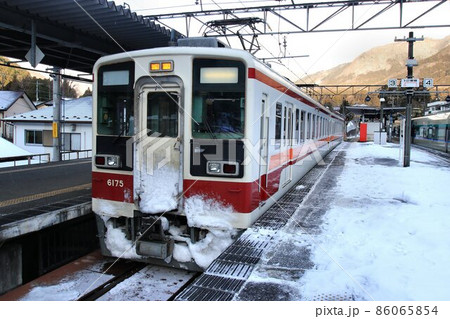 雪の南会津路を快走する…6050系 電車 雪の南会津路を快走する…6050系 電車 86065854