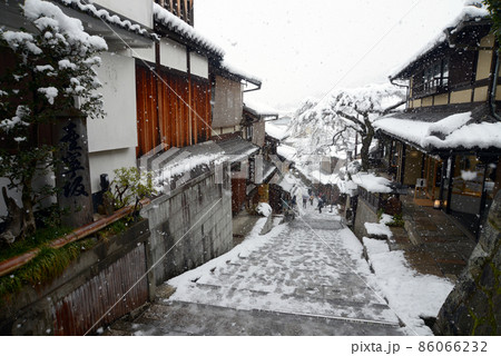 雪の三年坂　京都市東山区 86066232