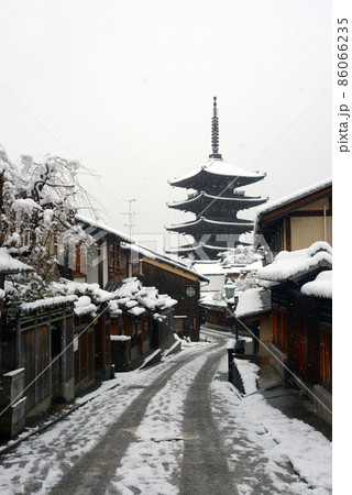 雪の八坂の塔　京都市東山区 86066235