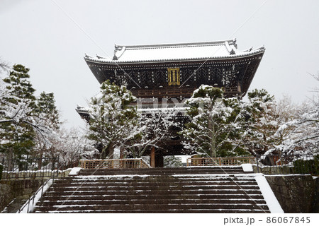 雪の金戒光明寺　山門　京都市左京区 86067845