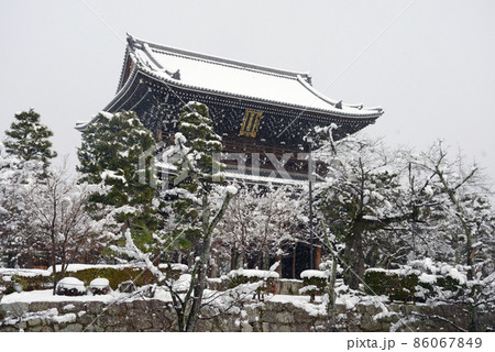 雪の金戒光明寺 山門 京都市左京区 雪の金戒光明寺 山門 京都市左京区 86067849
