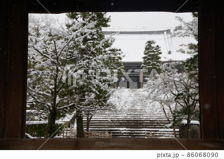 雪の金戒光明寺 山門から御影堂を望む 京都市左京区 雪の金戒光明寺 山門から御影堂を望む 京都市左京区 86068090